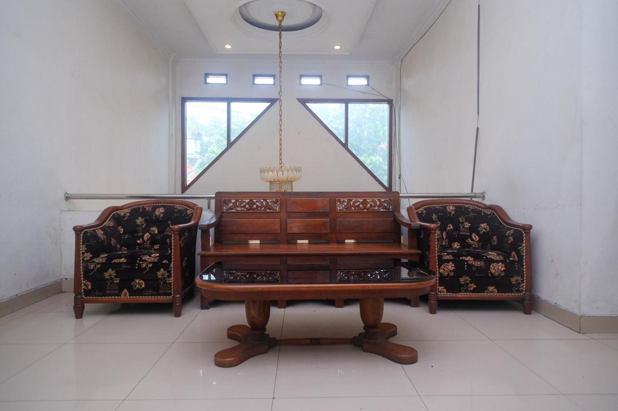 Urbanview Hotel Pondok Anggun Yogyakarta By Reddoorz Maguwo Exterior photo