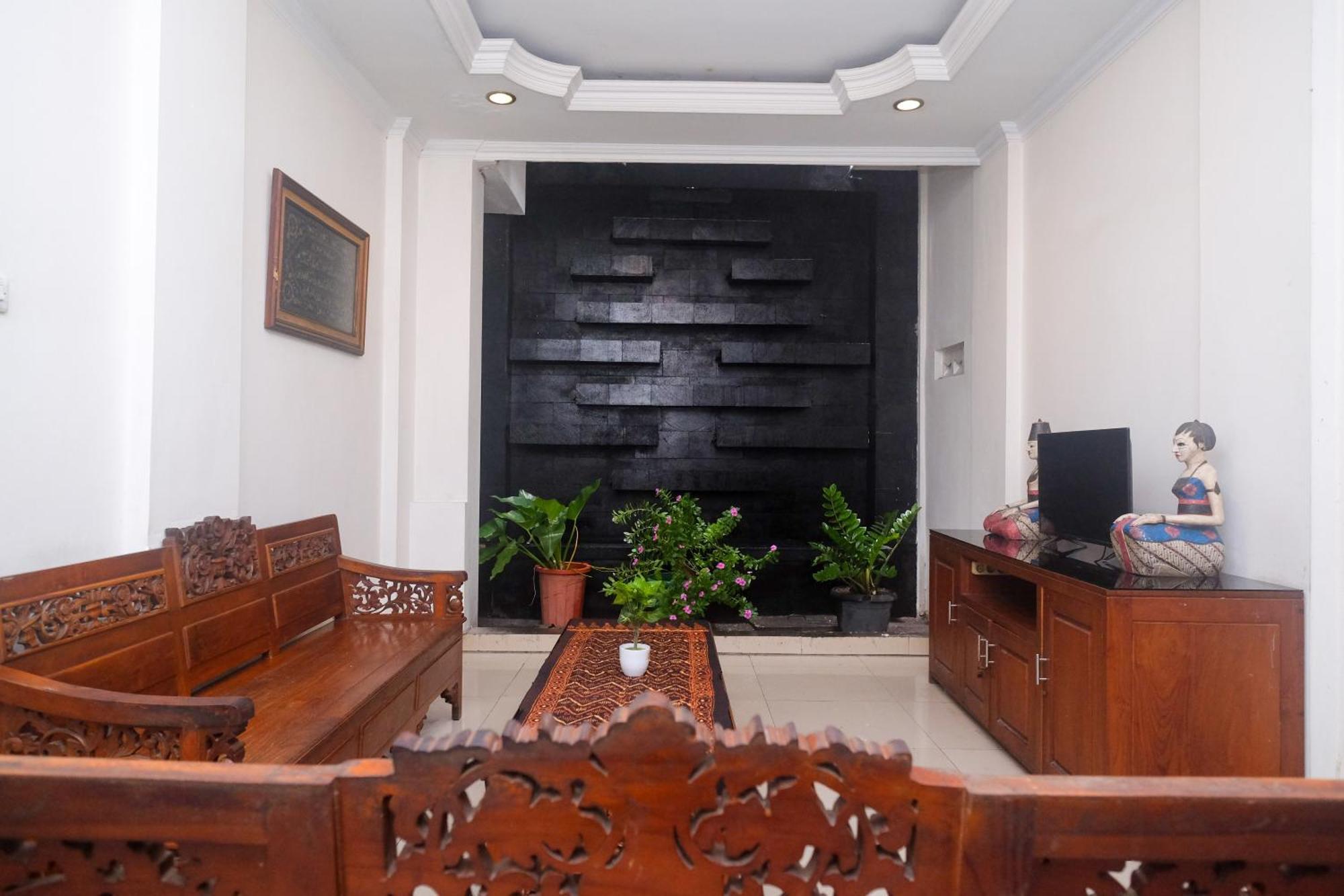 Urbanview Hotel Pondok Anggun Yogyakarta By Reddoorz Maguwo Exterior photo