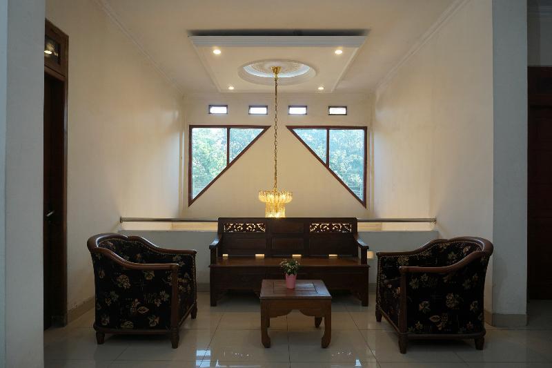 Urbanview Hotel Pondok Anggun Yogyakarta By Reddoorz Maguwo Exterior photo